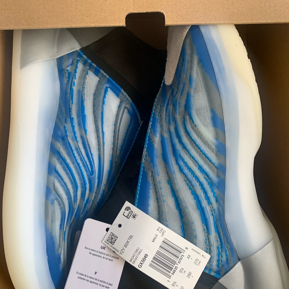 Men’s Yeezys brand new size 10